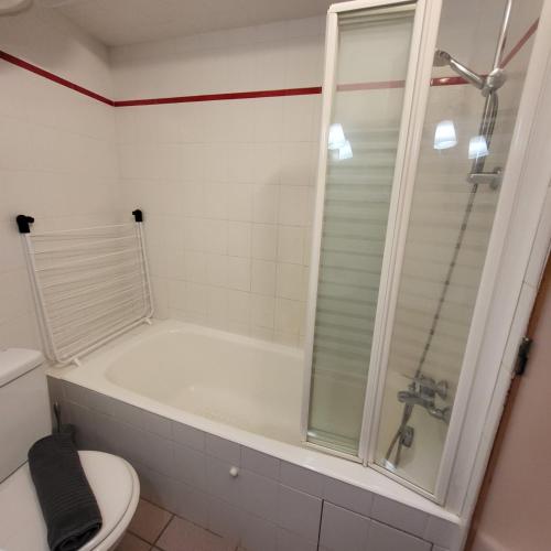 une salle de bain avec baignoire et toilettes dans l'établissement STUDIO Les pieds dans l'eau CAP-COZ Fouesnant, à Fouesnant