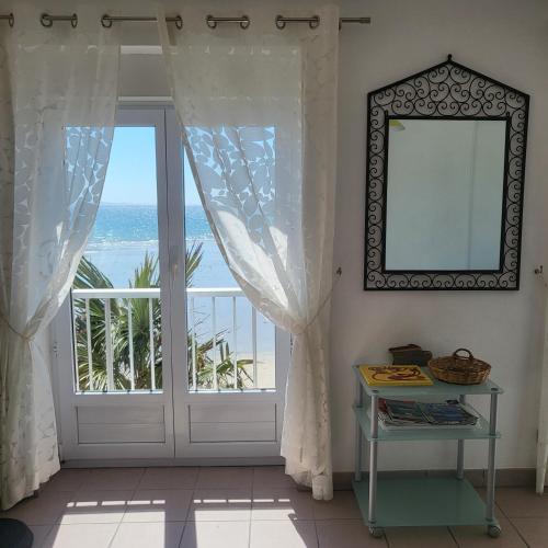 Cette chambre dispose d'une fenêtre offrant une vue sur l'océan. dans l'établissement STUDIO Les pieds dans l'eau CAP-COZ Fouesnant, à Fouesnant