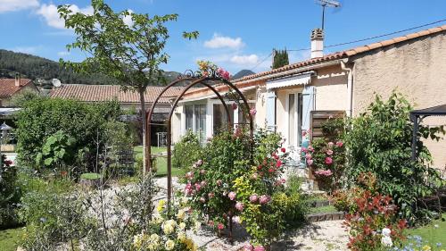 Photo de la galerie de l'établissement Eclats du Sud, villa les Cigales avec piscine, proche Cassis, meublé de tourisme 3 étoiles, à Auriol