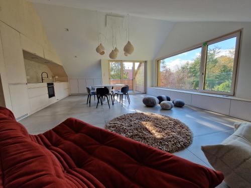 un salon avec un canapé et une table dans l'établissement Appartement design dans un écrin végétal, à Scherwiller