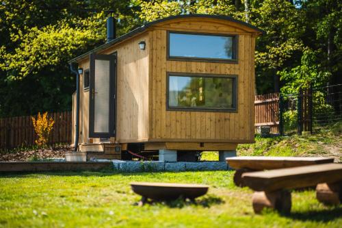 a tiny house in the grass in a yard at Maringotka u Krkavčích skal in Křižany