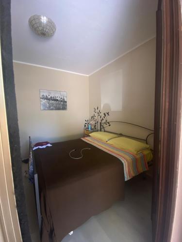 a small bedroom with a bed and a table at La casina al mare in Grosseto