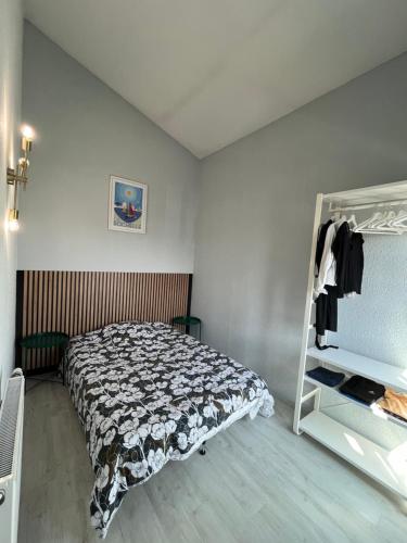 - une chambre avec un lit et une étagère dans l'établissement Appartement quartier des Minimes avec piscine, parking, en bordure du port à La Rochelle, à La Rochelle
