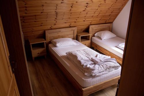 Postel nebo postele na pokoji v ubytování Bujtinat e lugines Valbone
