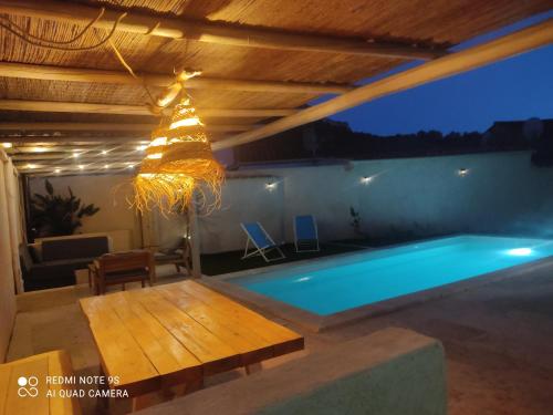 une maison avec une piscine et une table dans l'établissement Villa T5 Les Volets Bleus, piscine, à l'entrée de Cassis et de ses calanques, à Roquefort-la-Bédoule
