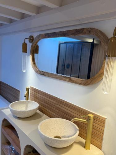 une salle de bain avec deux lavabos et un miroir dans l'établissement Le Nid de Plumetot - Maison de Charme en Normandie, à Plumetot