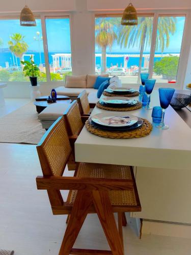 - une salle à manger avec une table, des chaises et un canapé dans l'établissement Les pieds dans l eau, à Nice