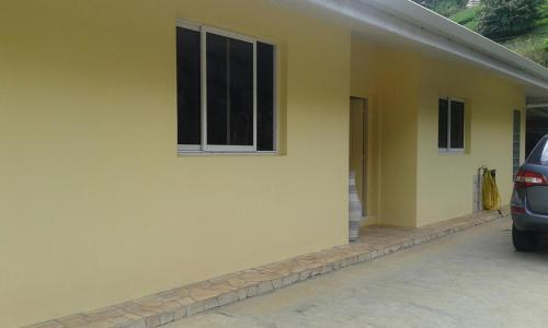 Galeriebild der Unterkunft Charming Tahiti villa, with pool and sea view in Punaauia