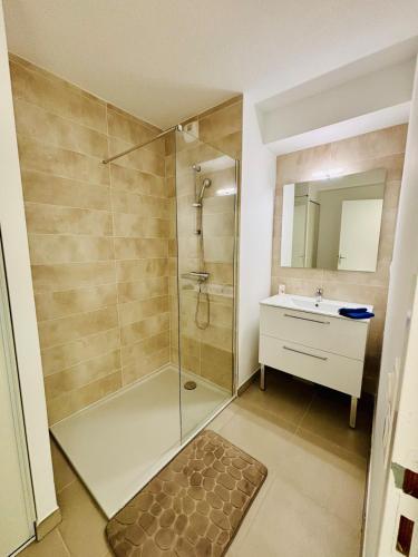 une salle de bain avec douche et lavabo dans l'établissement Confortable Appartement 211 direct access to sea 3min, 2 parking free, à Vias