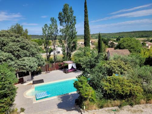une vue aérienne d'une piscine dans un jardin dans l'établissement couples AMOUREUX gde propriété 4000M2 avec 2 maisons indépendantes grande piscine privée clim, à Combas
