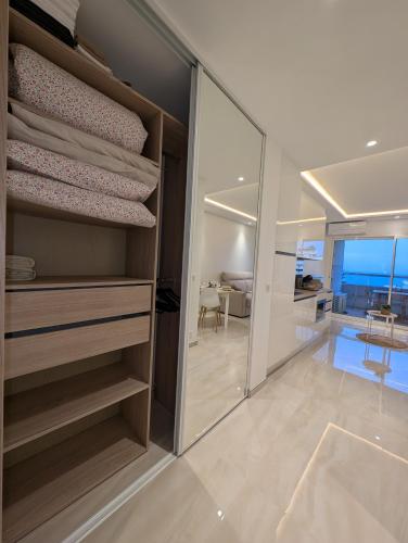 une chambre avec dressing avec vue sur l'océan dans l'établissement Marina Baie des Anges, Sublime Studio rénové, à Villeneuve-Loubet