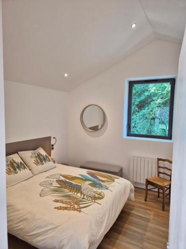 une chambre avec un lit et une fenêtre dans l'établissement Charmante maison d'hôtes au coeur du Comminges, à Nizan-Gesse