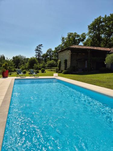 une piscine devant une maison dans l'établissement Charmante maison d'hôtes au coeur du Comminges, à Nizan-Gesse