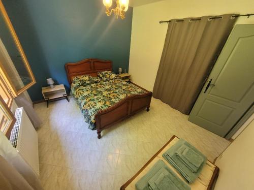 a bedroom with a bed and a green door at Grande maison à la campagne in Bourgnac
