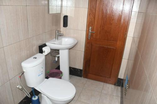 ein kleines Badezimmer mit Toilette und Waschbecken in der Unterkunft Jad Hotel Dschang in Dschang