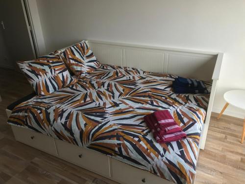 un lit avec une couette et des oreillers dessus dans l'établissement Laïa, studio type Scandinave, wifi, parking, à La Rochelle