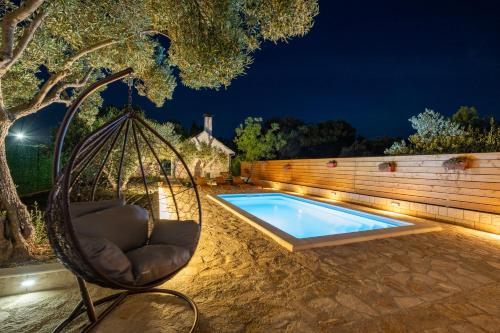 Excellent villa! Private forest and pool,near sea