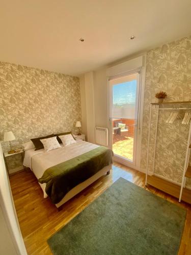 a bedroom with a bed and a large window at Apartamento Casalarreina in Casalarreina