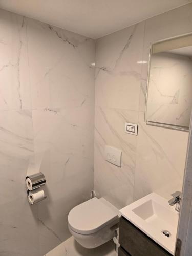 Koupelna v ubytování Vis a Vis Apartments