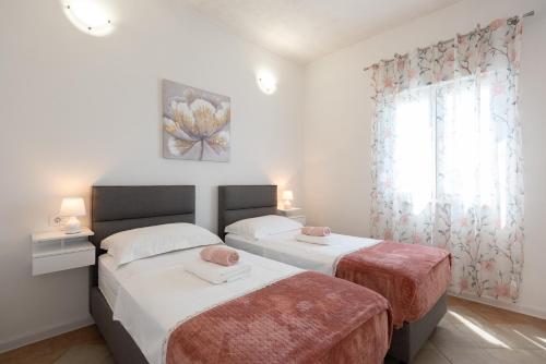 Mary - Apartment with private pool & garden