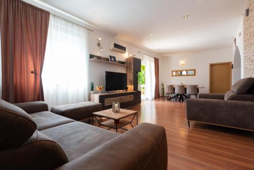 Mary - Apartment with private pool & garden