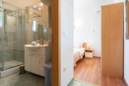 Mary - Apartment with private pool & garden