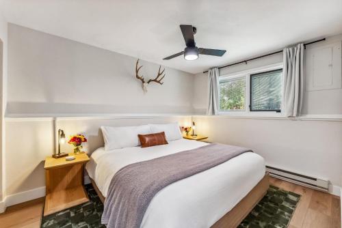 Un dormitorio con una cama y un ventilador de techo. en 249 E Coyote, en Silverthorne