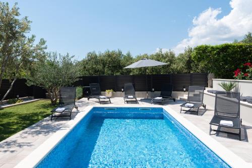 Mary - Apartment with private pool & garden