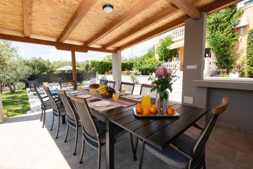 Mary - Apartment with private pool & garden