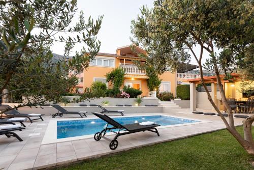 Mary - Apartment with private pool & garden