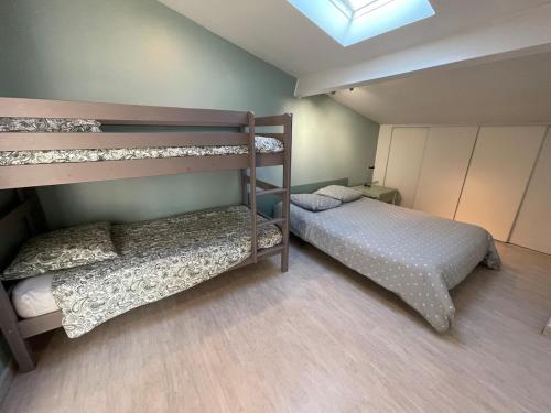 - une chambre avec 2 lits superposés et une lucarne dans l'établissement Bordeaux, ocean and vineyards, à Le Pian-Médoc
