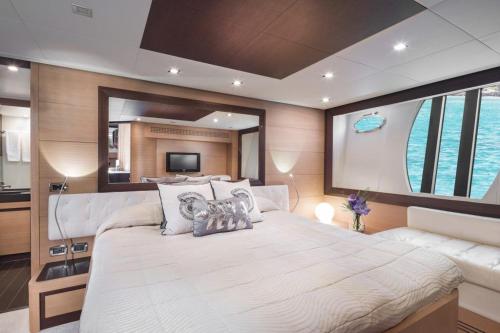 罗萨斯Habitación Suite, Alojamiento Apartamento Barco的船上有一张大床，还有一面大镜子