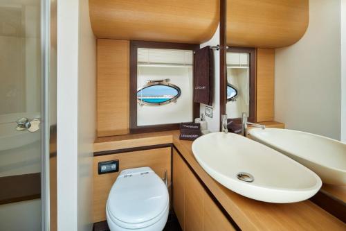 罗萨斯Habitación Suite, Alojamiento Apartamento Barco的带马桶和水槽的浴室