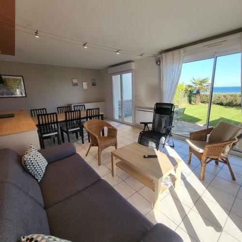 un salon avec un canapé et une table dans l'établissement Reine de la plage, à Fouesnant