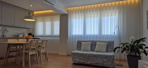 a kitchen and dining room with a table and a chair at Vistas Sobre O Rio Tejo in Lisbon