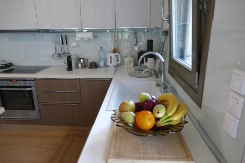 a bowl of fruit on a counter in a kitchen at Art Villa Pelion in Agria