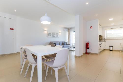 Cavalo Preto Luxury Beach Apartment by Golden Zenith