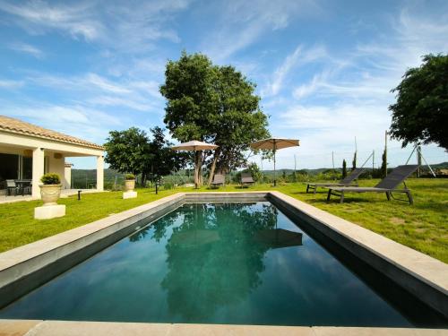 une piscine dans la cour d'une maison dans l'établissement Beautiful villa between Uzès & Avignon, à Saint-Marcel-de-Carreiret