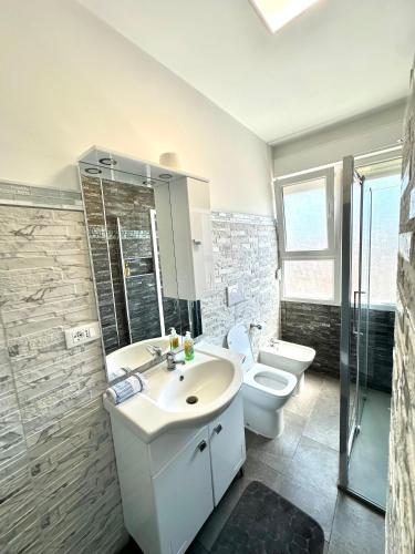 a bathroom with a sink and a toilet at Appartamento Vacanza Centro Asti in Asti