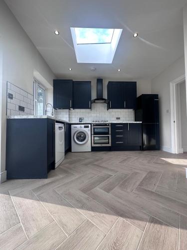 Η κουζίνα ή μικρή κουζίνα στο Stylish 4BR Home, 2 Bathrooms