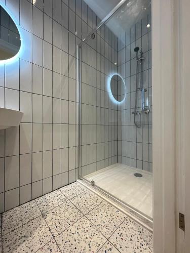 Ένα μπάνιο στο Stylish 4BR Home, 2 Bathrooms