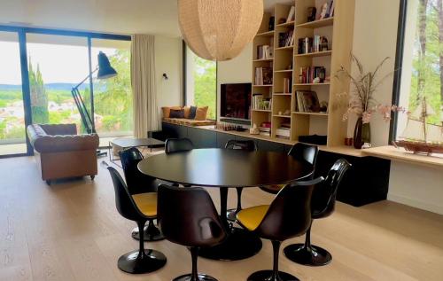 une salle à manger avec une table et des chaises dans l'établissement Côté pinède, à Prades-le-Lez