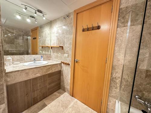 a bathroom with a sink and a shower at Playa Serena 2 habitaciones PRIMERA LINEA DE PLAYA Vista al Mar in Roquetas de Mar