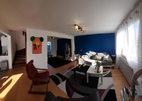 un salon avec un canapé et une table dans l'établissement Maison familiale aux carrefours des loisirs, à Le Taillan-Médoc