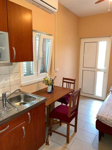 Η κουζίνα ή μικρή κουζίνα στο Apartmani Frakić