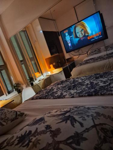 une chambre avec un lit et une télévision à écran plat dans l'établissement Studio 10m2 Cosy sur Nice, à Nice
