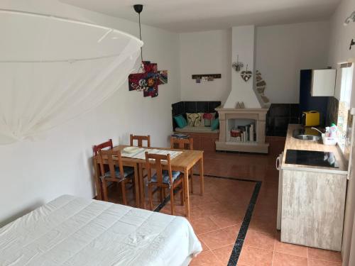 a kitchen and living room with a table and chairs at Casa o Futuro in Alcobaça