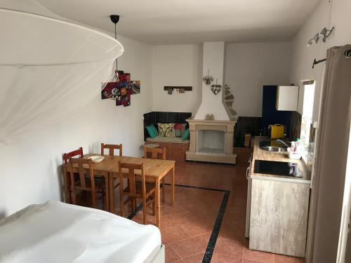 a kitchen and living room with a table and chairs at Casa o Futuro in Alcobaça