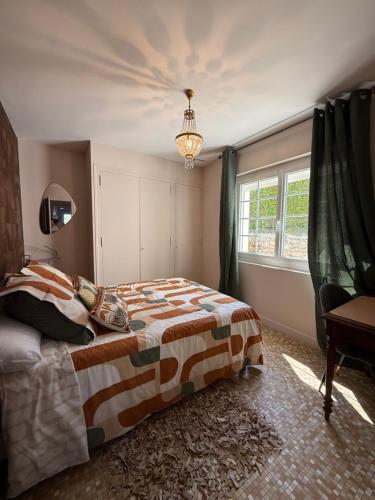 ein Schlafzimmer mit einem Bett und einem Fenster in der Unterkunft Villa 45 in Saint-Georges-de-Didonne