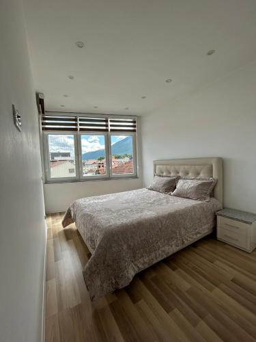 Ένα ή περισσότερα κρεβάτια σε δωμάτιο στο Deluxe Apartment in the Heart of Peja